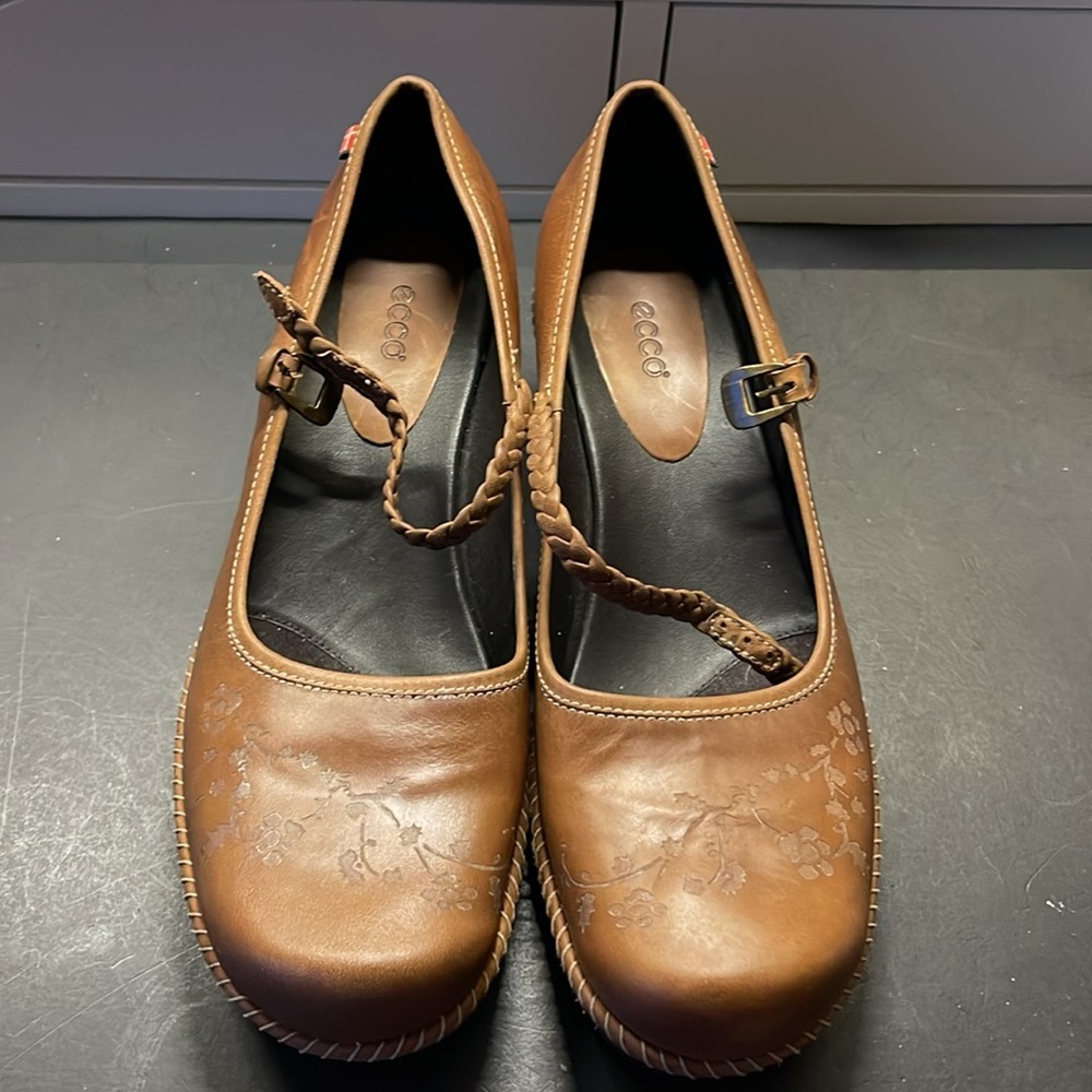 Ecco Brown Leather Floral Mary Jane Shoes. Size 42/ USA 11/11.5. D750